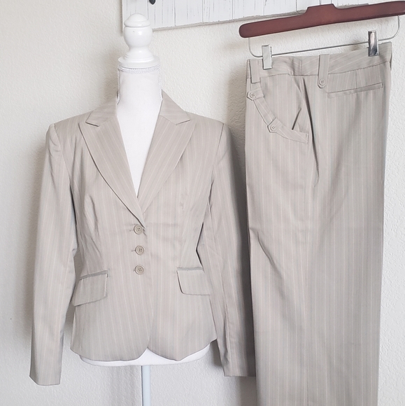 Vintage Jackets & Blazers - Vintage Pinstriped Pantsuit Size 6